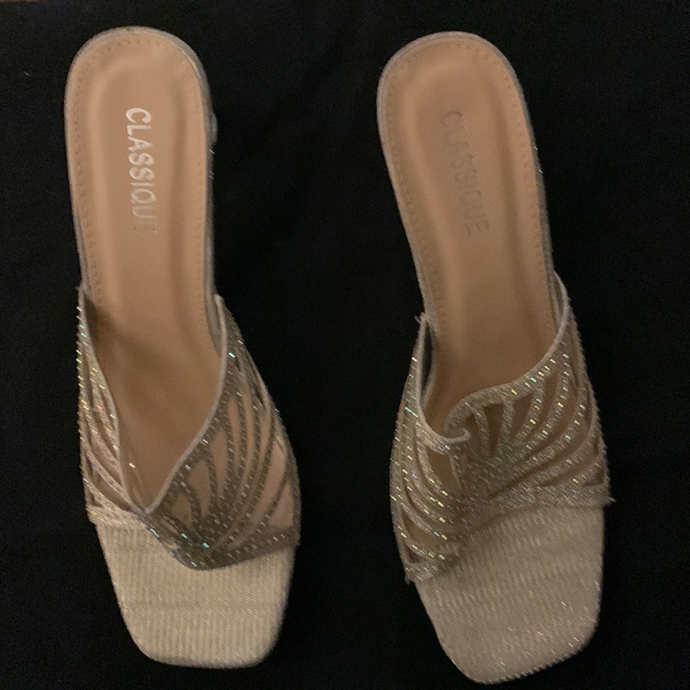 Women gold tone slide shoes/ size 8.5. Made in China